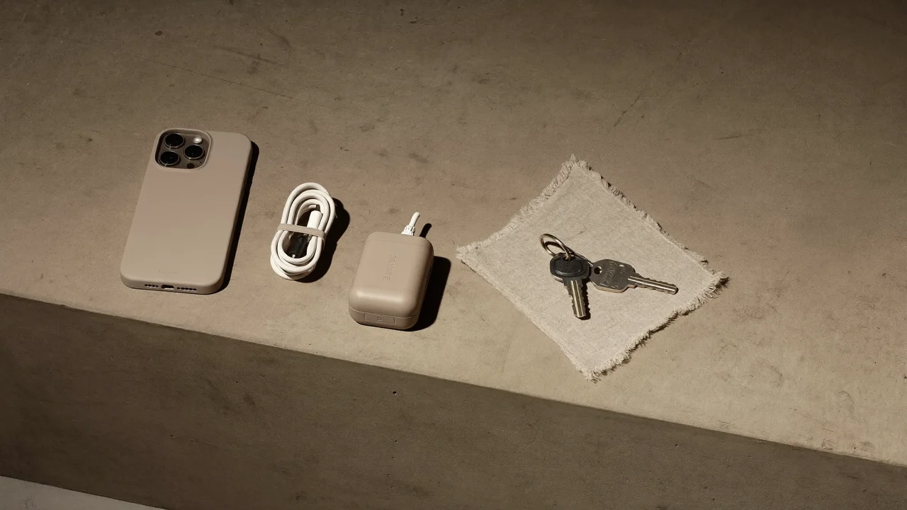 Každodenní sada: telefon v obalu, kabel, nabíječka a klíče na lněné látce