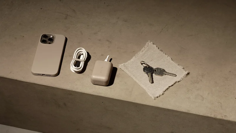 Každodenní sada: telefon v obalu, kabel, nabíječka a klíče na lněné látce